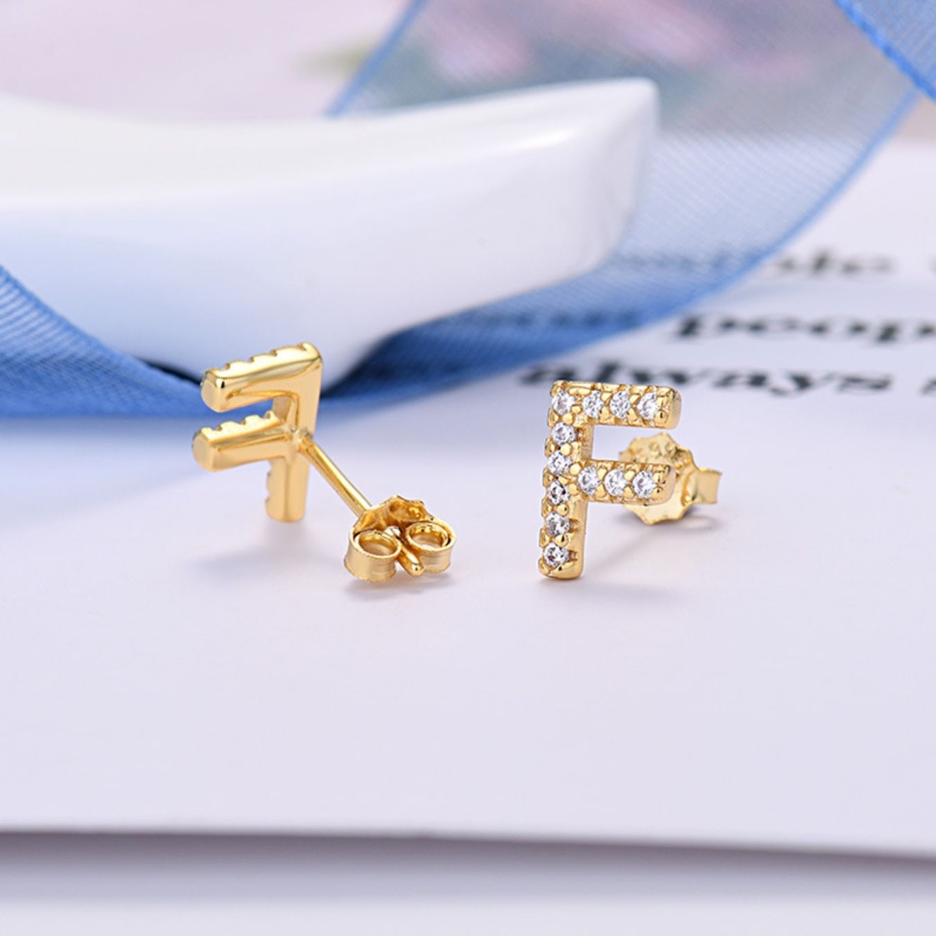 Initialen-Ohrringe „Identität“