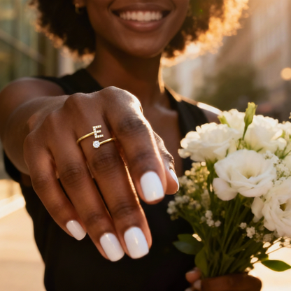 Verstellbarer Initialenring „Classic“ mit Kartennachricht und Geschenkbox