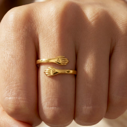 Verstellbarer Doppel-Initialen-Ring "Embrace"