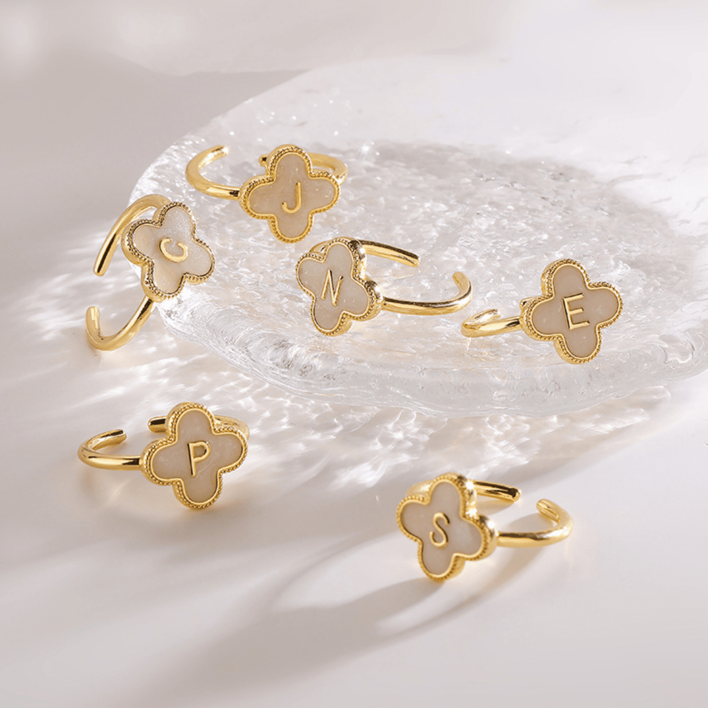 RICCARDI - BAGUE AJUSTABLE "Initial Charm Clover Ring" - Riccardi